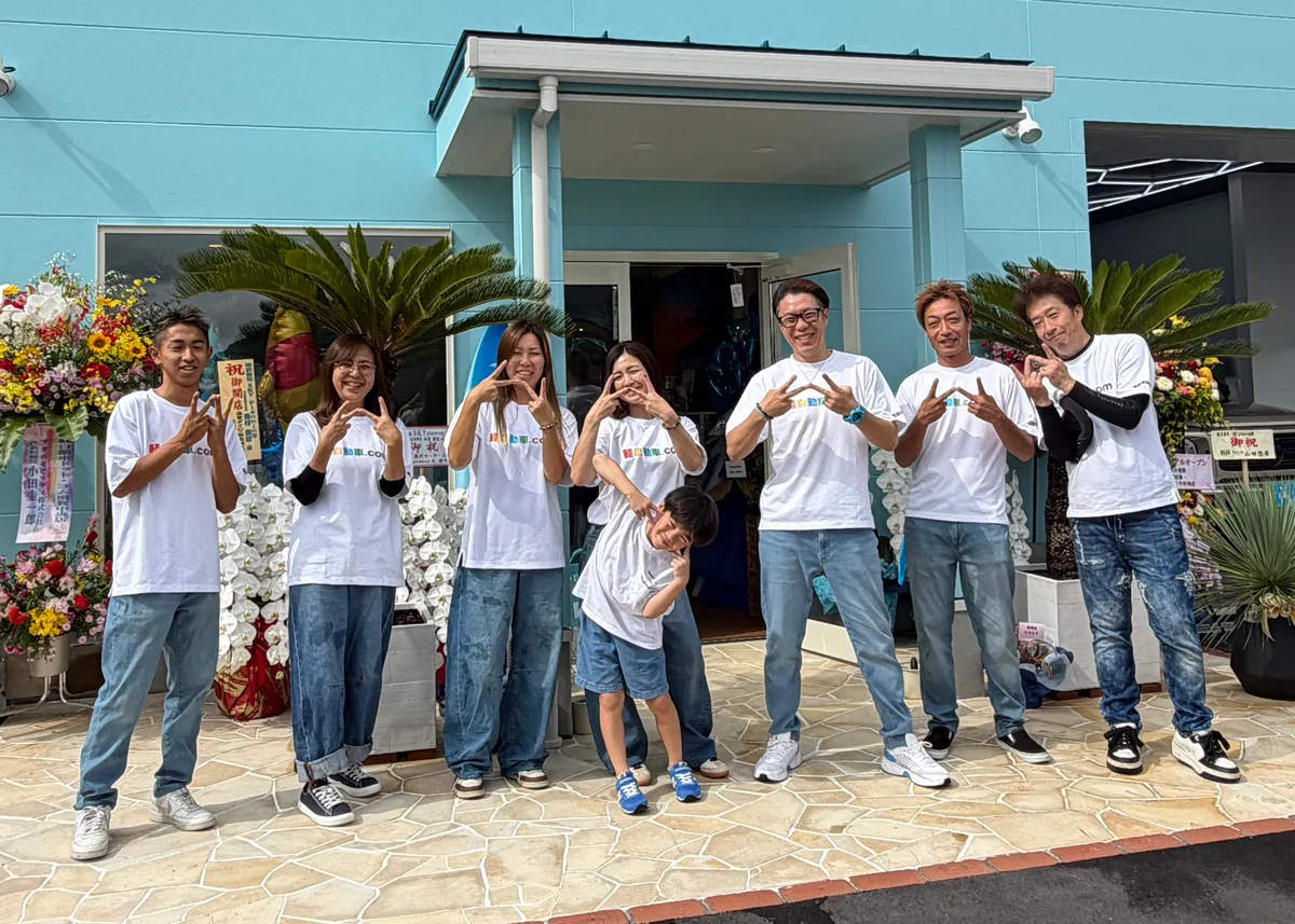 軽自動車.com 滋賀中央店のスタッフ（栗東の店舗前で）